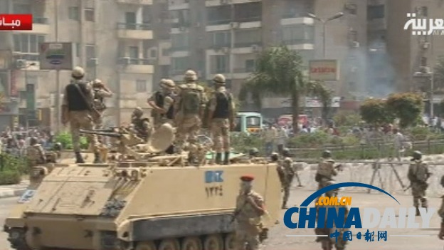 埃及当局向开罗穆尔西支持者营地派遣装甲车（图）