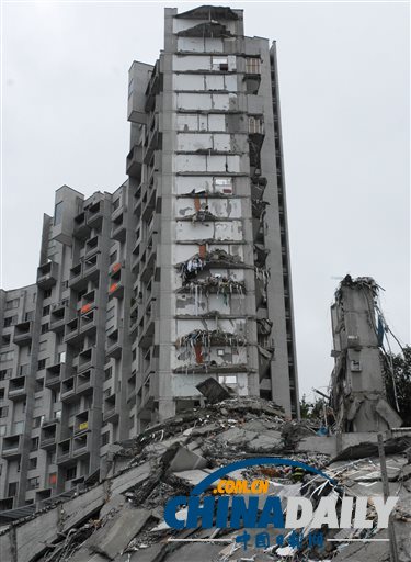 哥伦比亚22层公寓楼倒塌11人失踪 事前发现裂纹