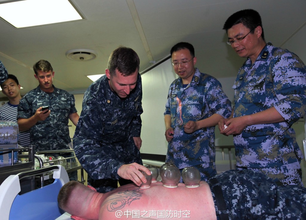 我军中医拔火罐让美军感到轻松