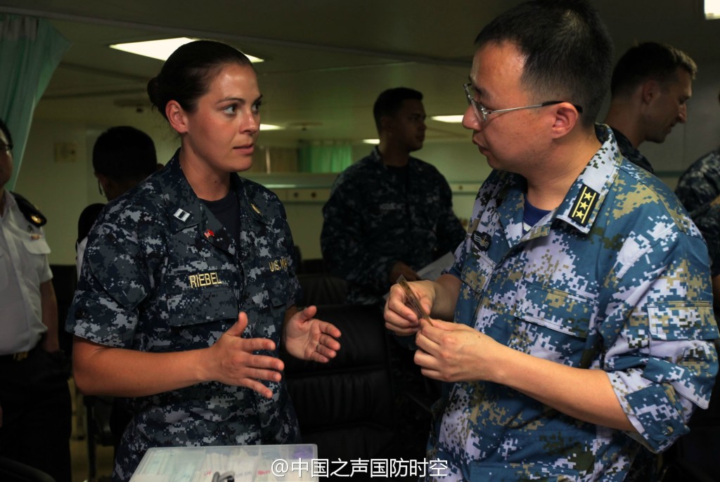 我军中医拔火罐让美军感到轻松