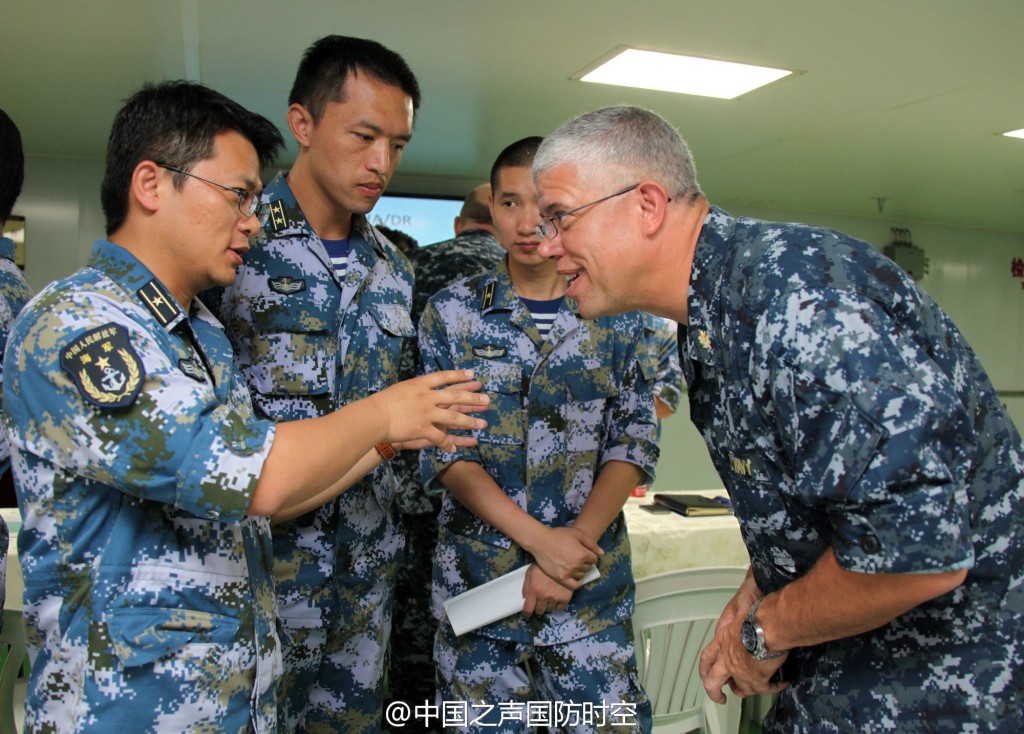 我军中医拔火罐让美军感到轻松