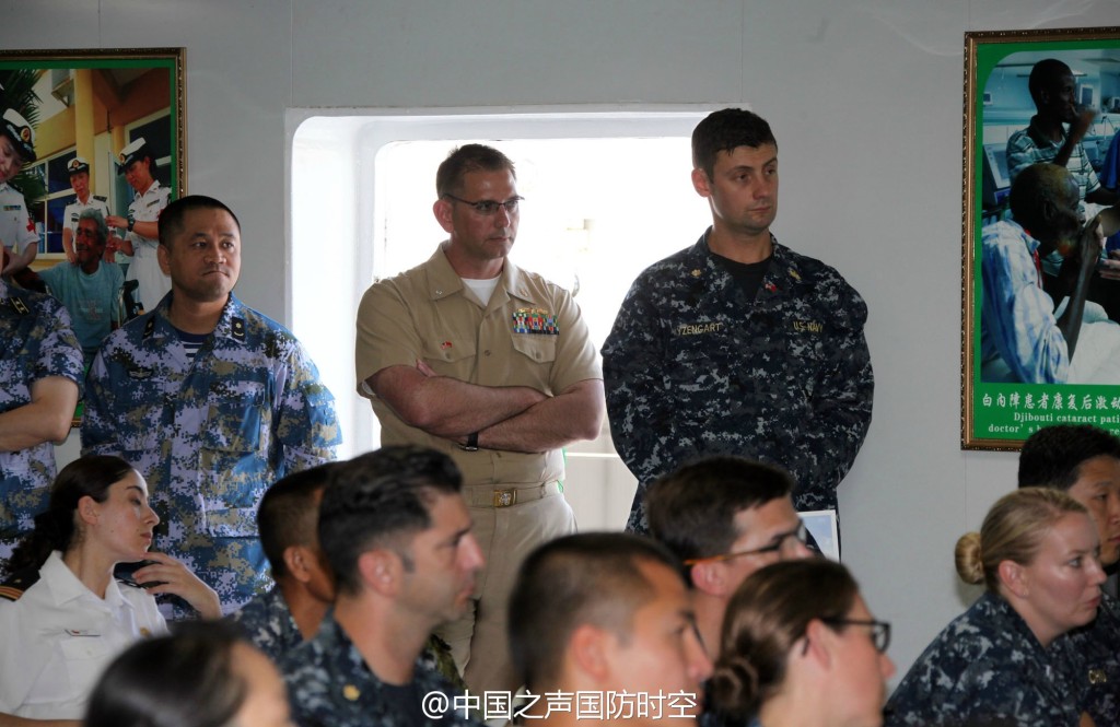 我军中医拔火罐让美军感到轻松