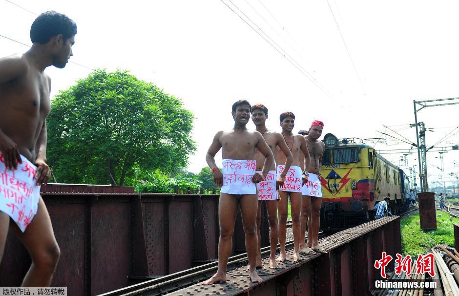 印度学生裸身拦火车 要求取消“国考”