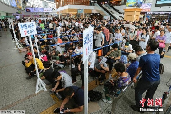 韩国中秋车票预售 民众排长队人山人海(组图)