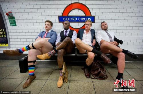 英国男模穿着“短裤”招摇过市 网友称看醉了