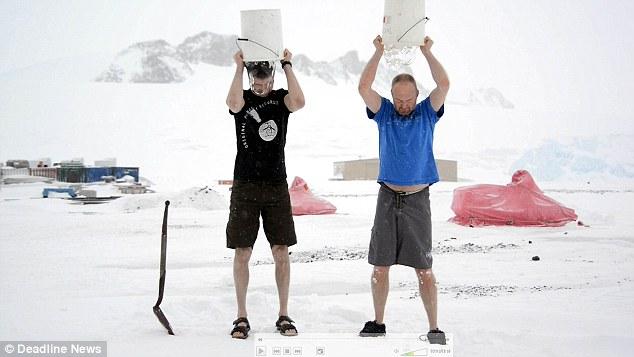 男子在南极玩“冰桶挑战” 零下20度朝自己淋冰水