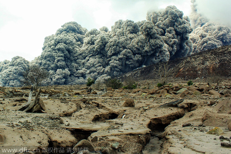 印尼锡纳朋火山持续喷发 周边村庄成“灰城”