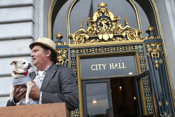 吉娃娃“买官”当选旧金山市长 曾被遗弃收容所