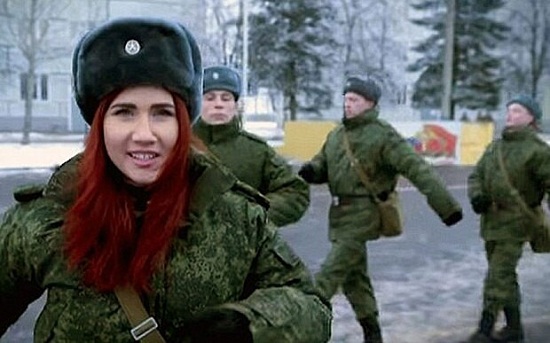 遭美驱逐俄前女间谍为俄军征兵训练拍宣传片