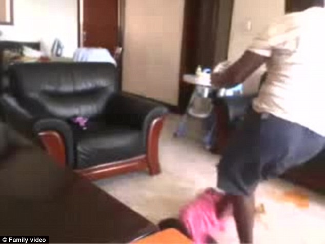 乌干达保姆虐待2岁幼童视频流出引发众怒
