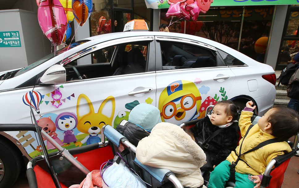 韩国首尔推出动画主题出租车 改善拒载等不良形象(组图)