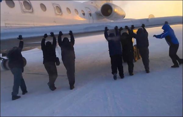零下52度俄飞机被冻跑道上难起飞 乘客下机推行（组图）