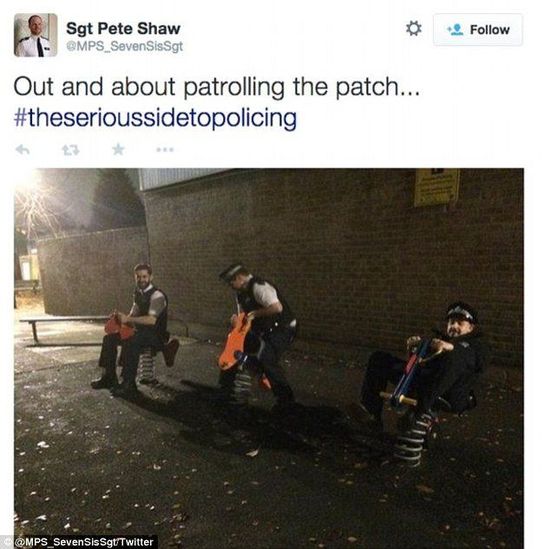 伦敦值班警察在儿童游乐场里玩木马被全体开除