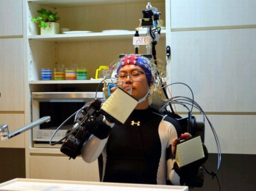 日本研发靠意念控制的可穿戴式机器人(图)