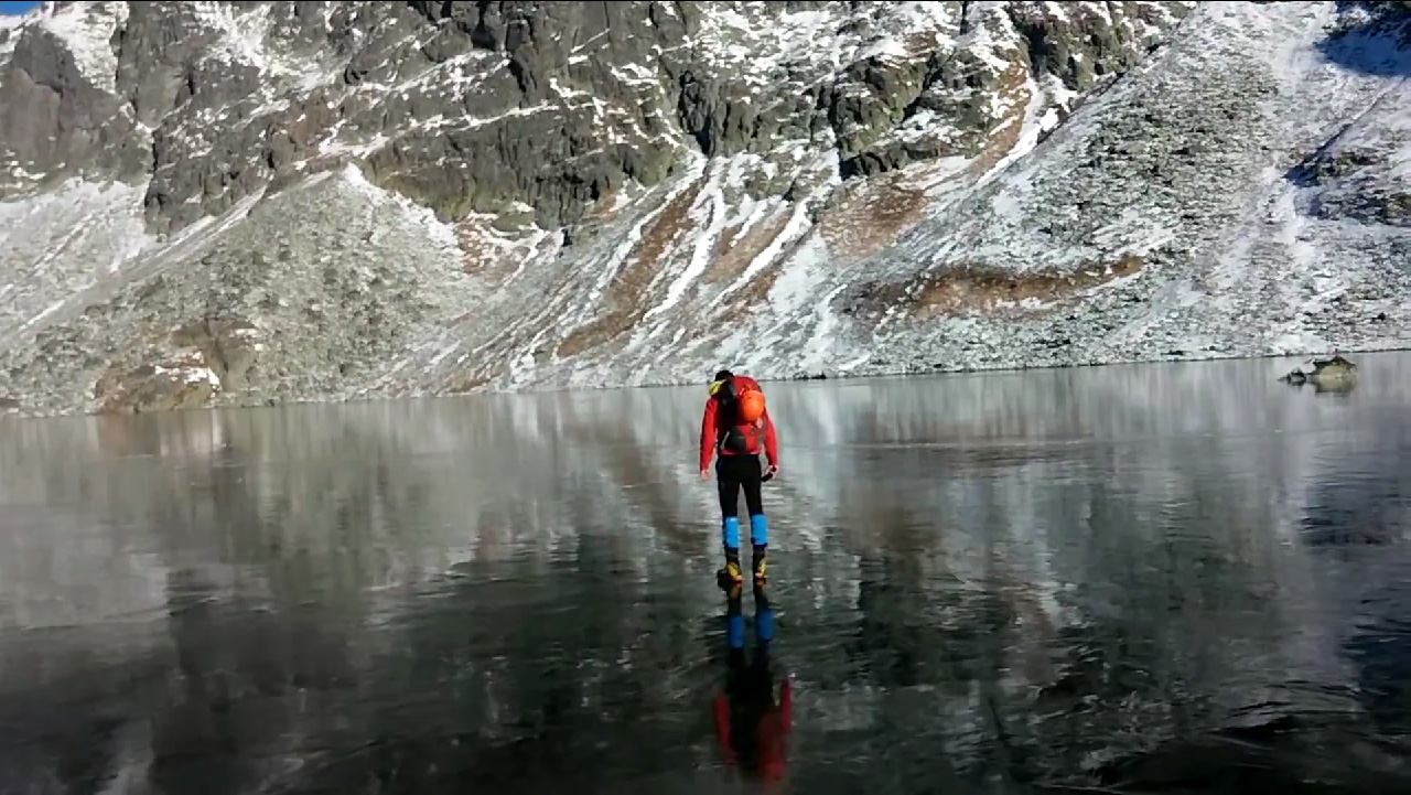 斯洛伐克徒步者行走高山湖冰面 晶莹剔透如履空气