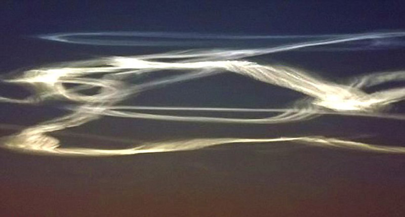 神秘轨迹惊现西伯利亚上空 居民猜测UFO来袭