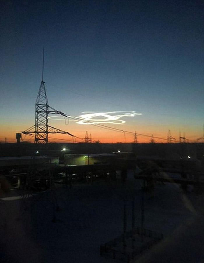 神秘轨迹惊现西伯利亚上空 居民猜测UFO来袭