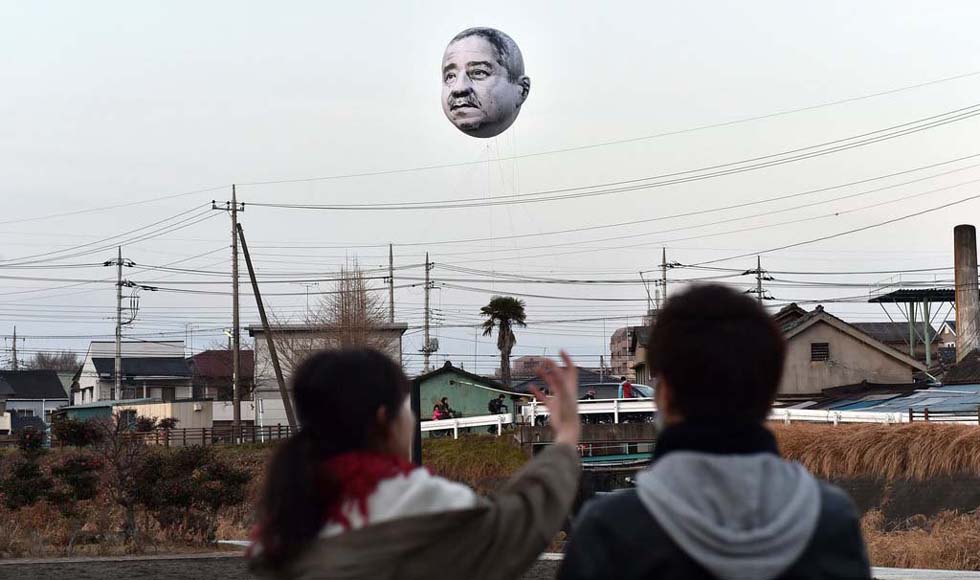 日本空中现巨型“大叔脸”气球 造型诡异吓呆市民