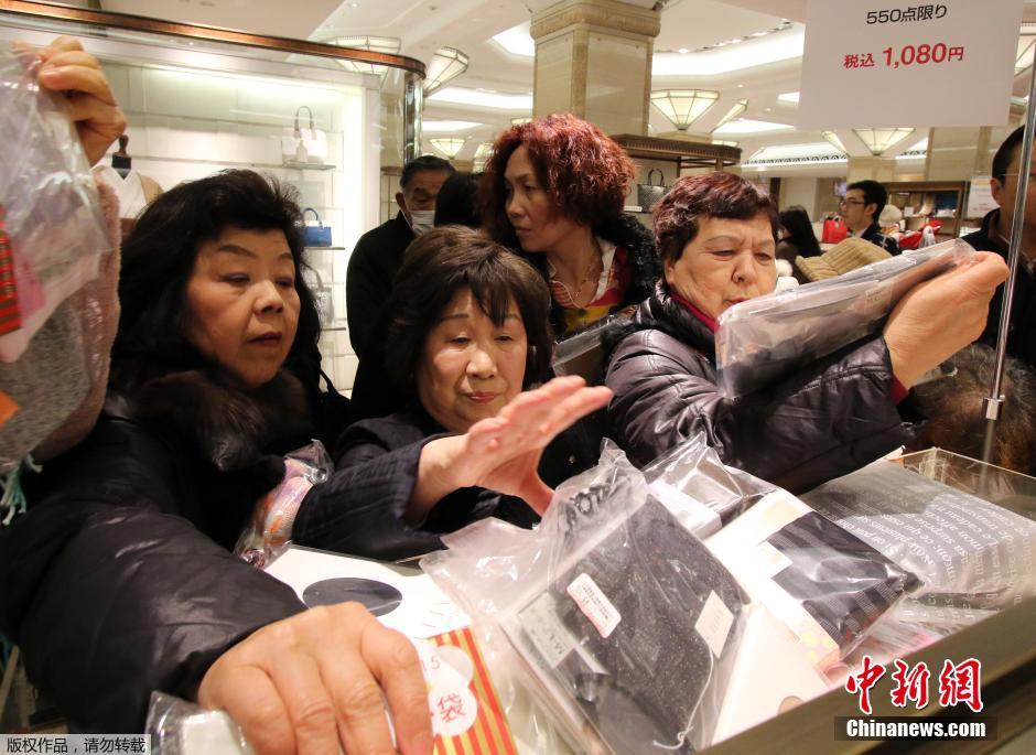 日本民众庆祝新年 冲进商场抢“福袋”（组图）