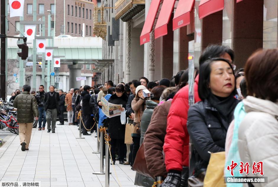 日本民众庆祝新年 冲进商场抢“福袋”（组图）