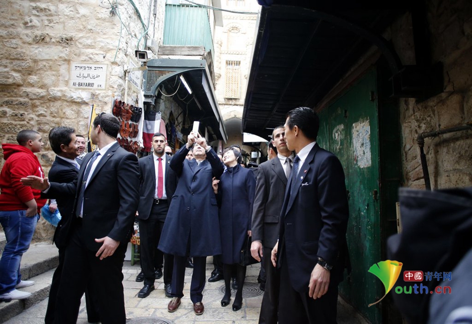 日本首相安倍参观耶路撒冷旧城 携妻自拍