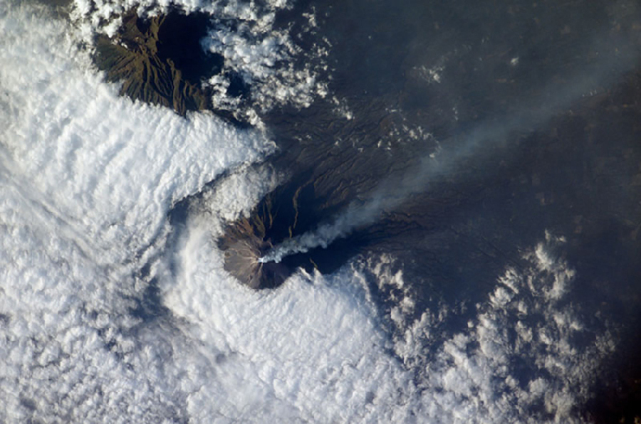 太空看地球火山喷发壮美景象