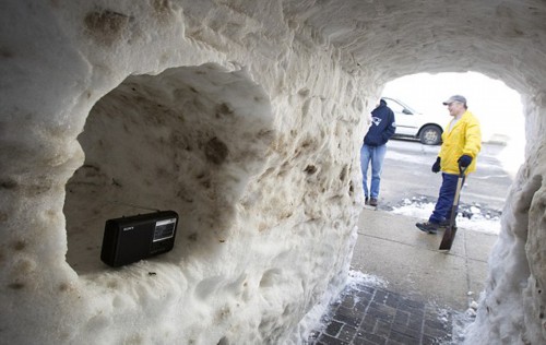 美国东部频降大雪 居民盖2米高雪屋开派对