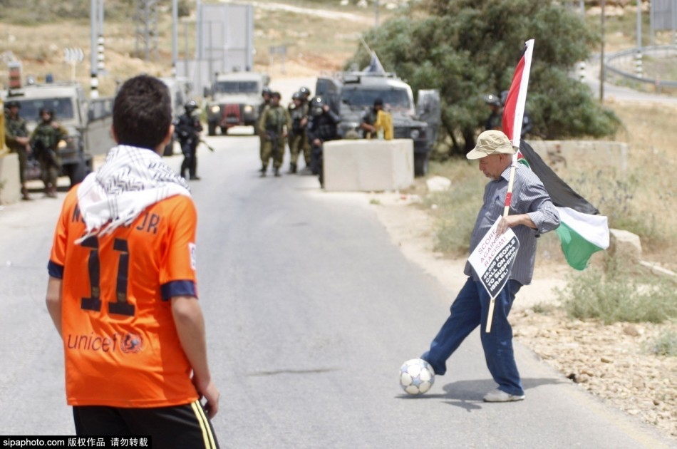 巴儿童对以色列士兵出示红牌“罚下” 抗议以色列足协