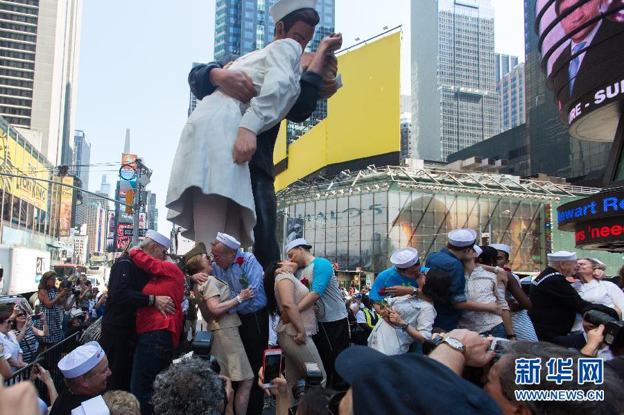 纽约时报广场举行接吻比赛纪念二战结束70周年
