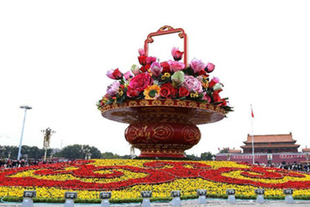 天安门广场更换花卉迎接APEC会议