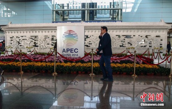 首都机场志愿者漫画说明迎接APEC会议周外宾细节(组图)