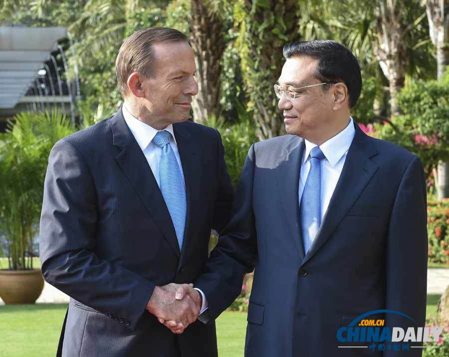 李克强在欢迎仪式现场向澳大利亚总理了解马航失联客机搜寻最新情况