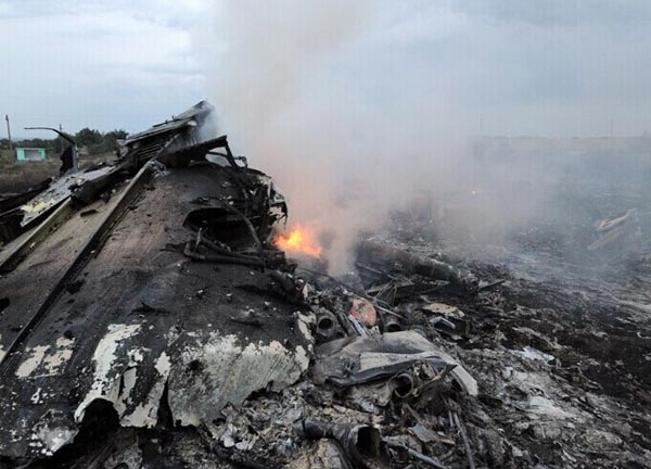 马来西亚派调查组赴MH17坠机地