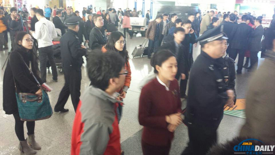 马来西亚飞北京航班失联 家属和记者在机场焦灼等待