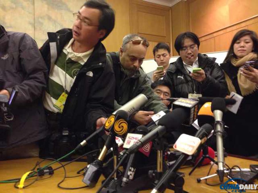 马来西亚飞北京航班失联 记者在丽都等待发布会召开