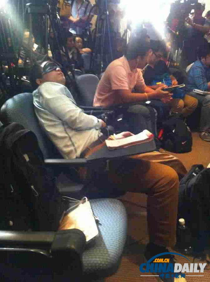 直击在马国采访客机失联记者：物品被盗 累到要睡着