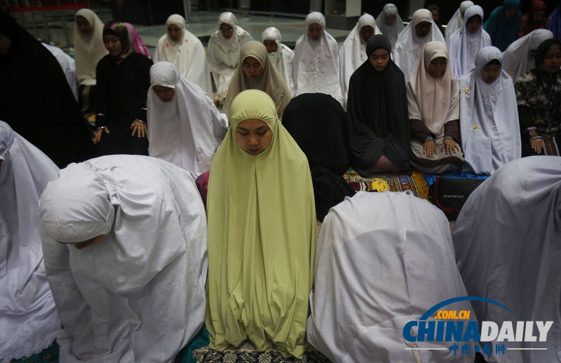 马来西亚穆斯林跪地为失联航班祈福