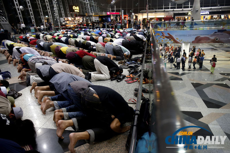马来西亚穆斯林跪地为失联航班祈福