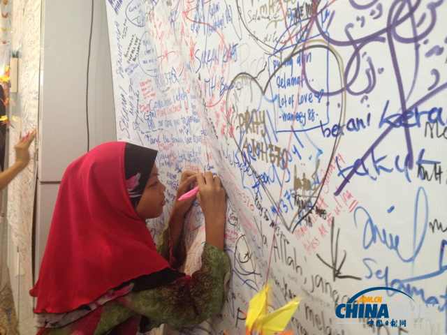 你快回来！马国机场竖起祈愿墙 5岁女童作画祈福