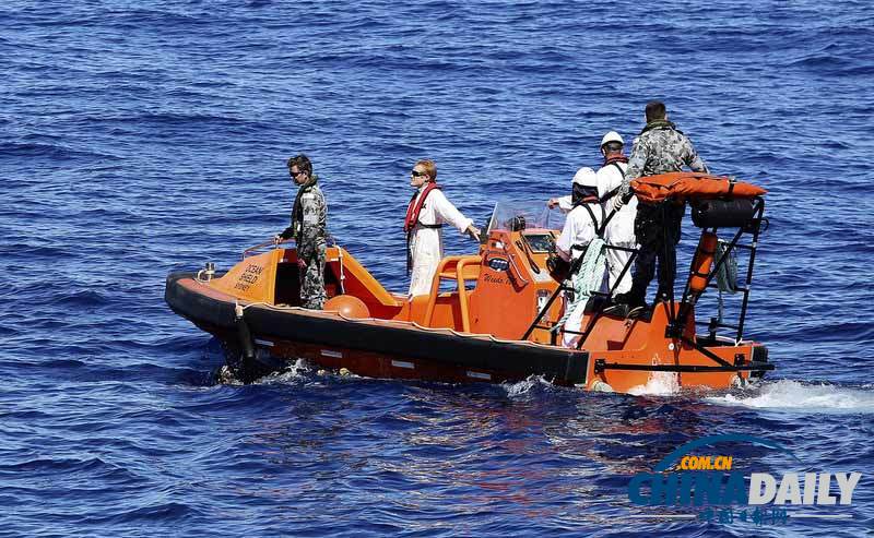 澳方派出潜水员下海肉眼搜寻失联航班残骸