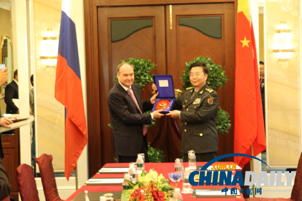 2014年5月30日，中国人民解放军副总参谋长王冠中在新加坡会见了俄罗斯国防部副部长安东诺夫。