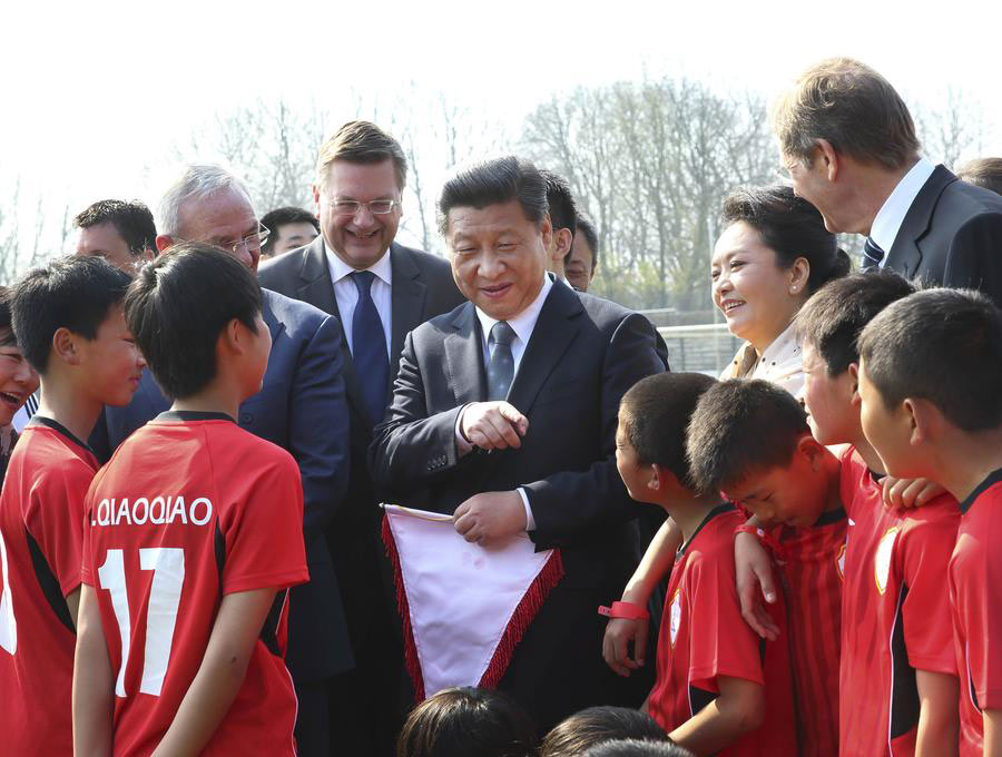 习近平看望在德国训练的中国少年足球运动员