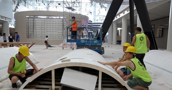 工作人员在2014天津夏季达沃斯论坛现场进行布展工作