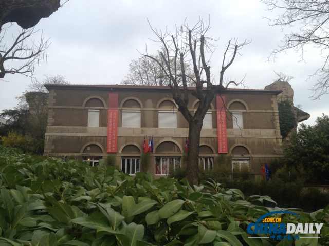 法国里昂中法大学旧址挂起中文条幅 迎接习主席参观