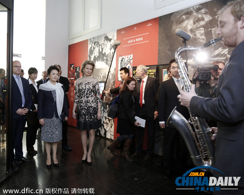 彭丽媛与比利时王后参观乐器博物馆