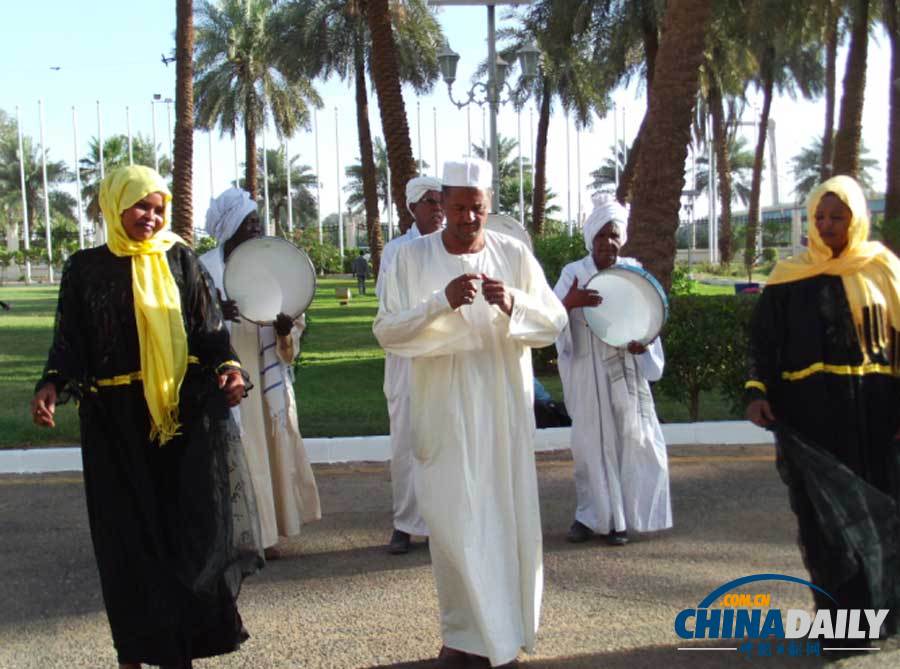 苏丹民众进行民俗表演 庆祝第三届中非民间论坛召开