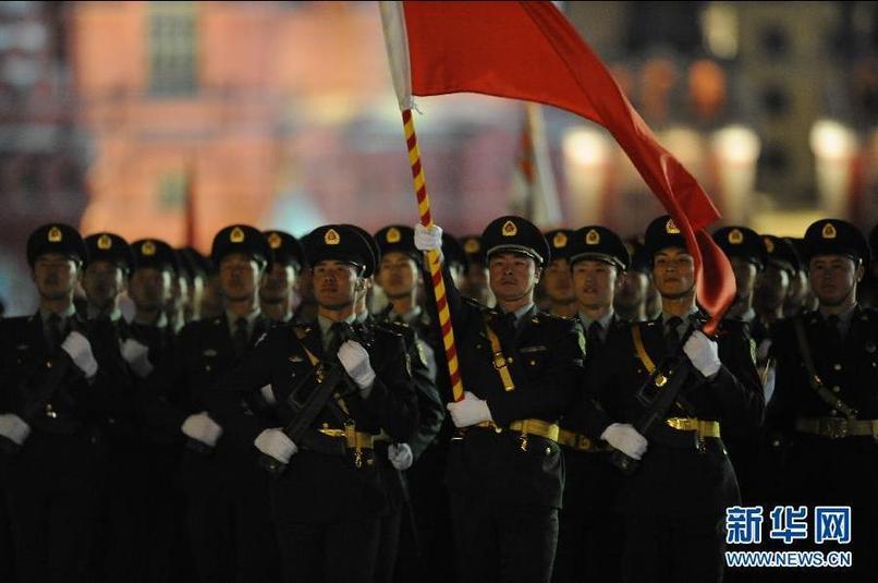 俄罗斯举行红场阅兵夜间彩排 中国方阵亮相