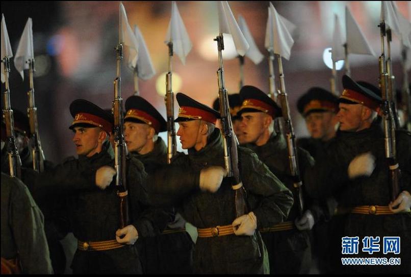 俄罗斯举行红场阅兵夜间彩排 中国方阵亮相