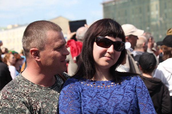 红场阅兵场外花絮之二：俄罗斯情侣被节日气氛感染