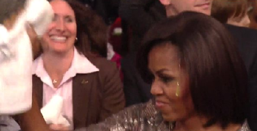 奥巴马夫人出席儿童选择奖颁奖礼 脸上“中彩”粘绿泥